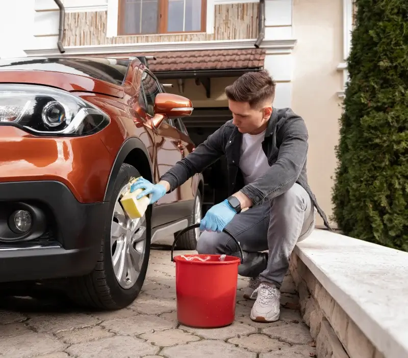 Lavage auto à domicile Caorches-Saint-Nicolas : professionnel intervenant sur un véhicule